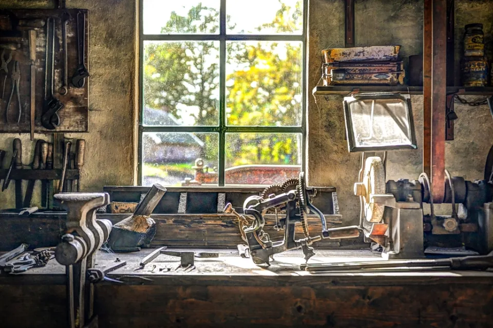 木材を丁寧に仕上げる自社大工の作業風景